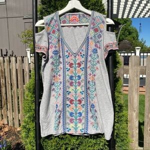 JOHNNY WAS COLD SHOULDER EMBROIDERED TEE SIZE S